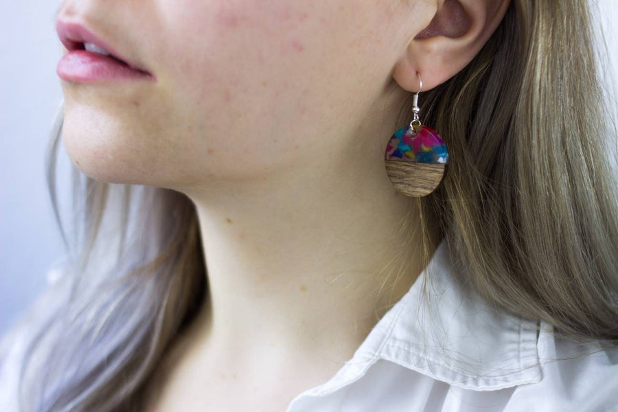 Colorful wooden earrings, circular, walnut wood, resin with splashes of color, handmade, hanging earrings, handmade earrings from Germany