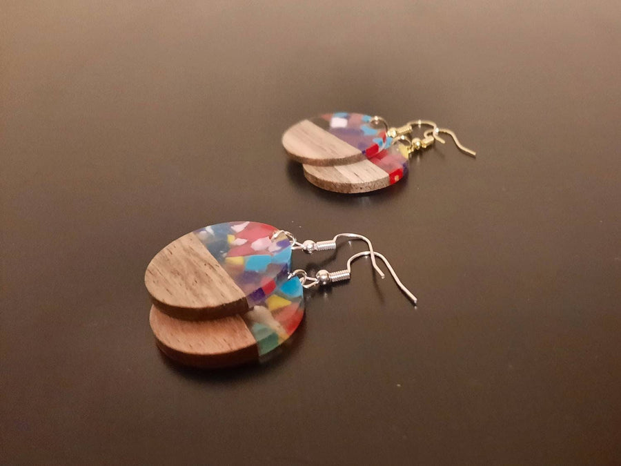 Colorful wooden earrings, circular, walnut wood, resin with splashes of color, handmade, hanging earrings, handmade earrings from Germany