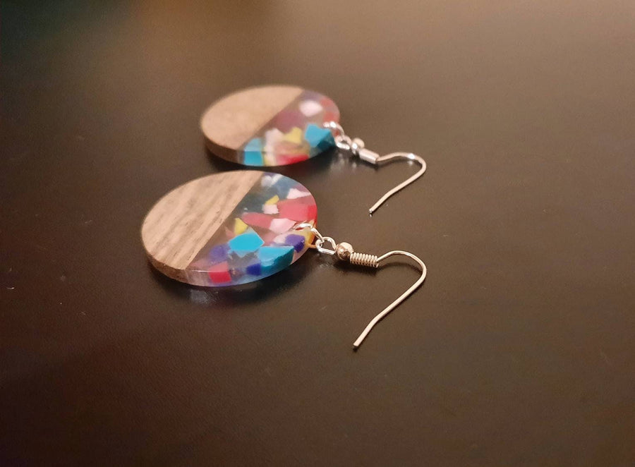 Colorful wooden earrings, circular, walnut wood, resin with splashes of color, handmade, hanging earrings, handmade earrings from Germany