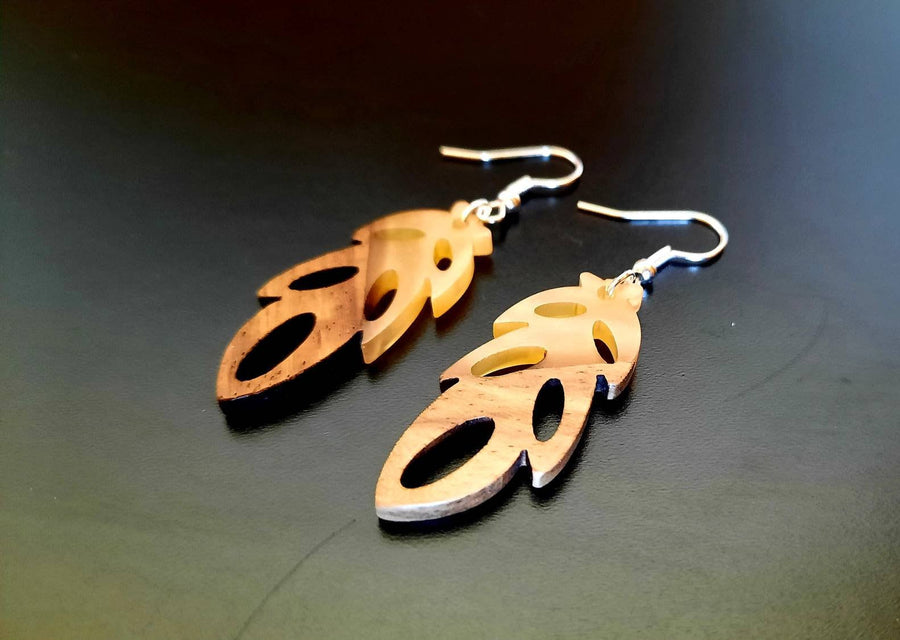 Orange-gold earrings in the form of leaves made of walnut wood, resin and gold foil, new, handmade earrings from Germany, 3 cm