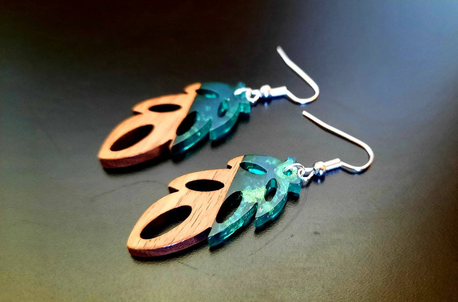 Orange-gold earrings in the form of leaves made of walnut wood, resin and gold foil, new, handmade earrings from Germany, 3 cm