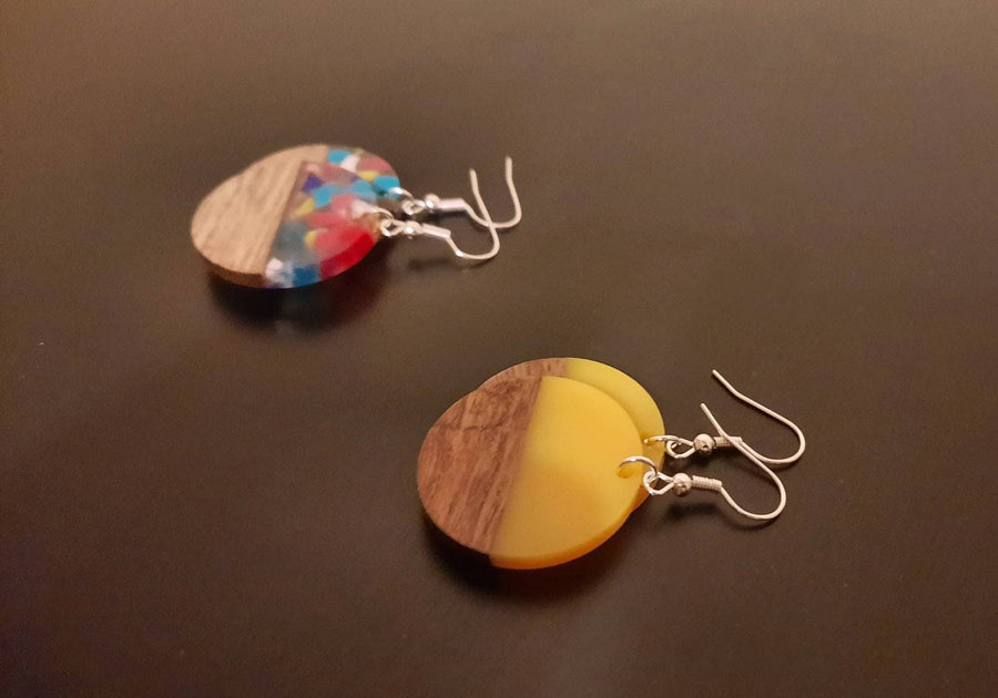 Colorful wooden earrings, circular, walnut wood, resin with splashes of color, handmade, hanging earrings, handmade earrings from Germany