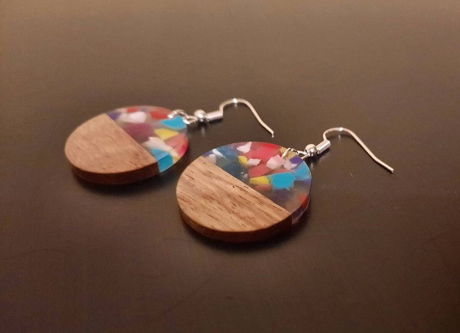 Colorful wooden earrings, circular, walnut wood, resin with splashes of color, handmade, hanging earrings, handmade earrings from Germany