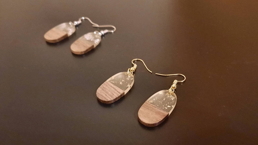 Gold-transparent wooden earrings with gold foil, walnut wood and synthetic resin, handmade, hanging earrings, handmade earrings from Germany