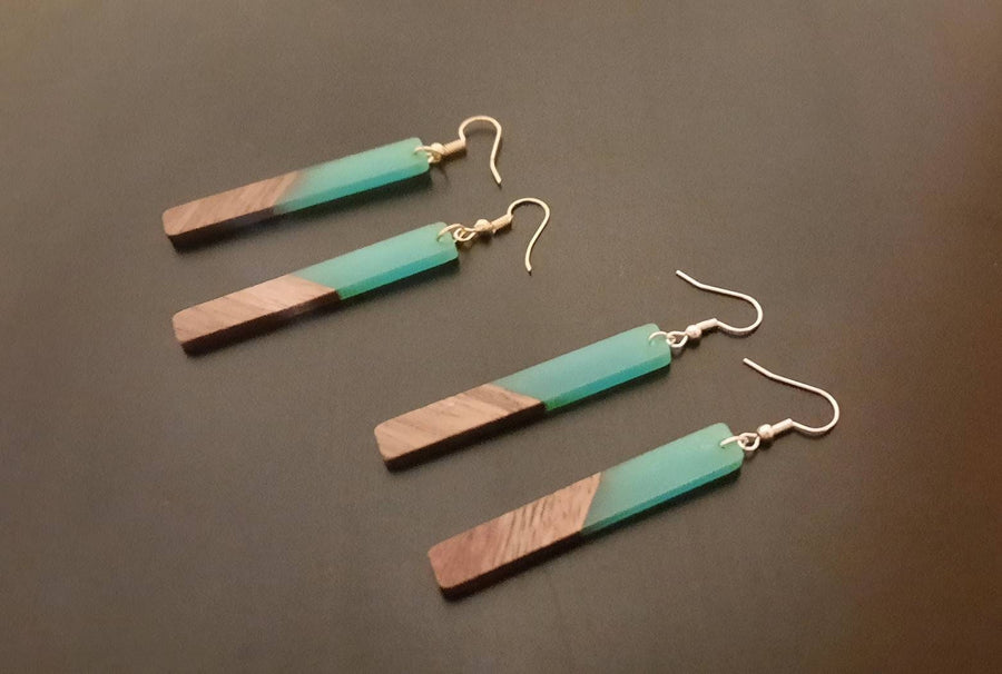 Lila-flieder wooden earrings in the shape of long sticks, made of walnut wood and synthetic resin, light purple, handmade, earrings, Germany, 7 cm