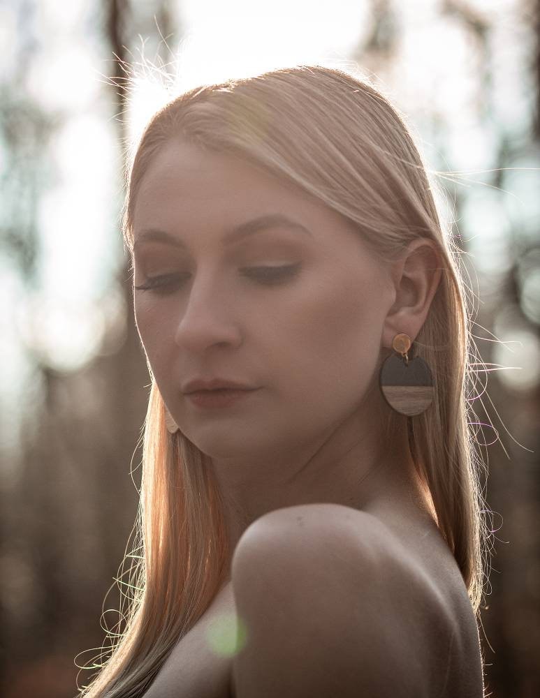 Black and white wooden earrings/studs, circles made of walnut wood and resin with triangles, handmade hanging earrings, Germany, 6 cm