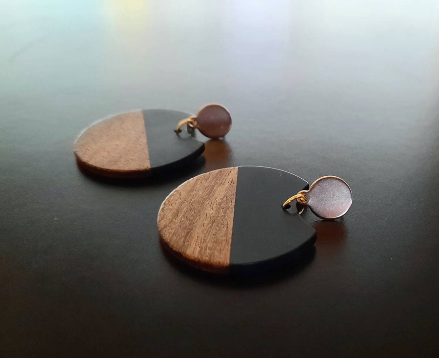 Black-brown wooden earrings / earrings, circles made of walnut wood and black synthetic resin, handmade hanging earrings from Germany, 6 cm