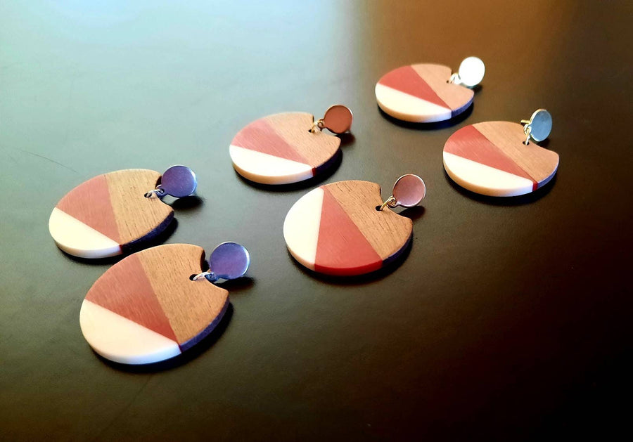 Pink-white wooden earrings / studs, circles made of walnut wood with triangles, colored synthetic resin, handmade, earrings from Germany, 6 cm