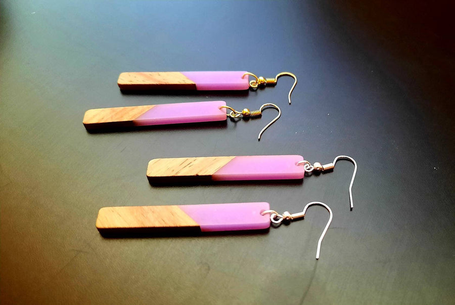 Lila-flieder wooden earrings in the shape of long sticks, made of walnut wood and synthetic resin, light purple, handmade, earrings, Germany, 7 cm