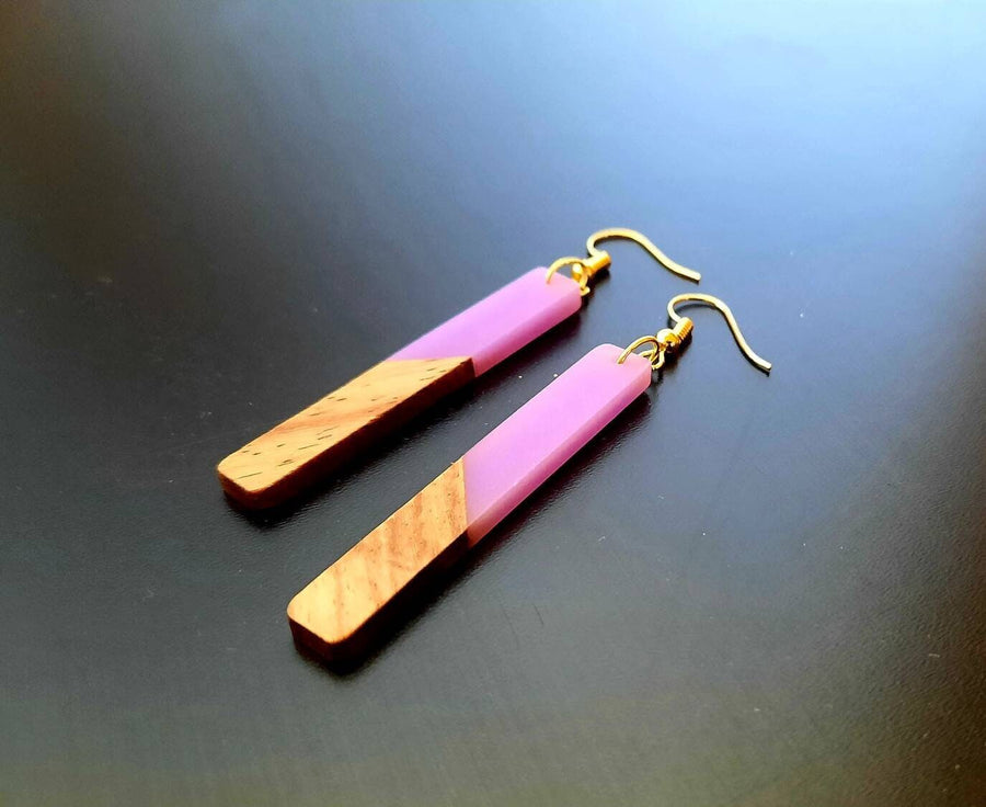 Lila-flieder wooden earrings in the shape of long sticks, made of walnut wood and synthetic resin, light purple, handmade, earrings, Germany, 7 cm