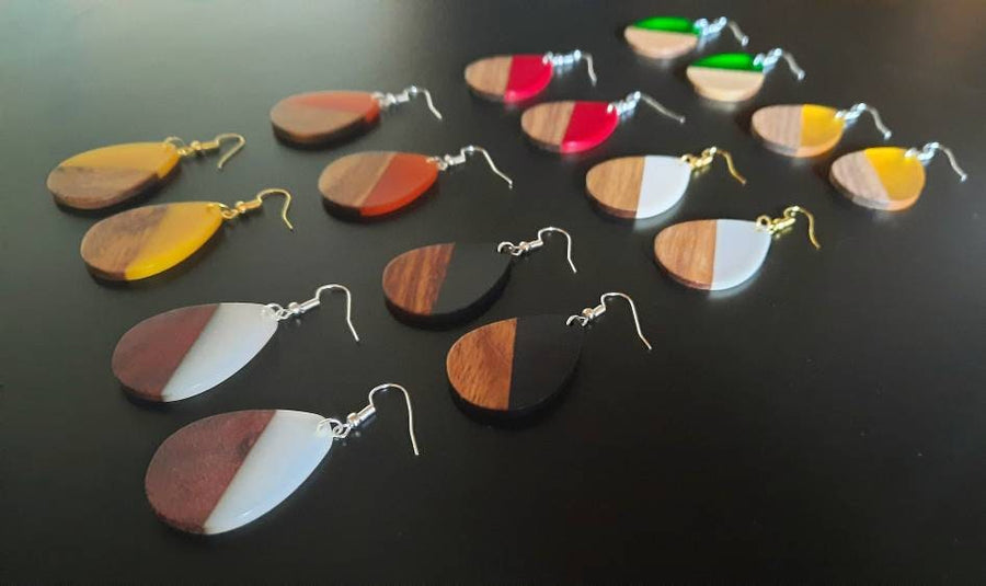 Black-brown wooden earrings, teardrop-shaped made of walnut wood, synthetic resin and real wood, new, handmade earrings from Germany, 5 cm