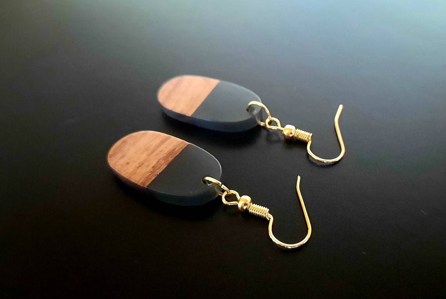 Gold-transparent wooden earrings with gold foil, walnut wood and synthetic resin, handmade, hanging earrings, handmade earrings from Germany