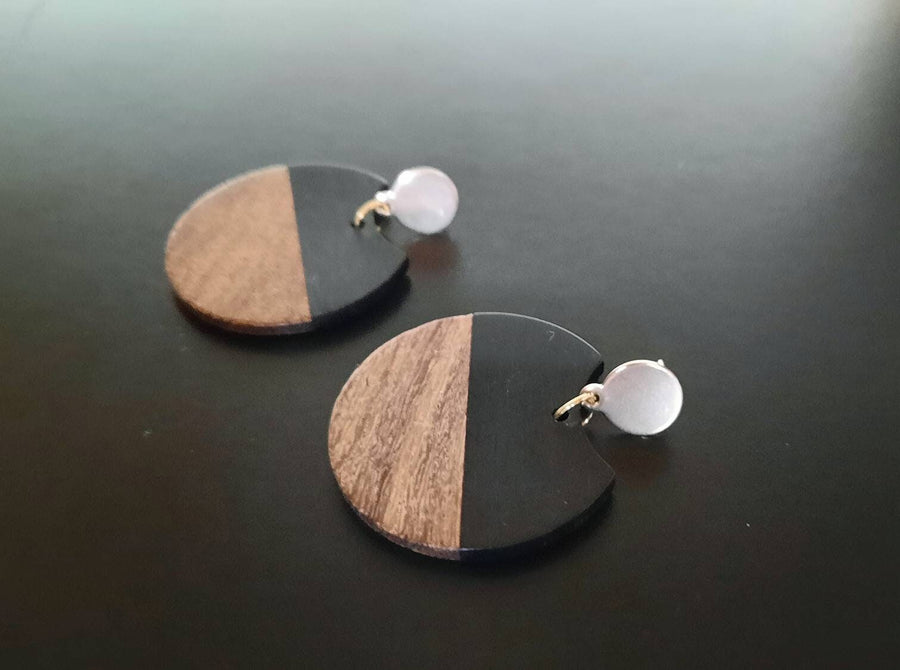 Black-brown wooden earrings / earrings, circles made of walnut wood and black synthetic resin, handmade hanging earrings from Germany, 6 cm