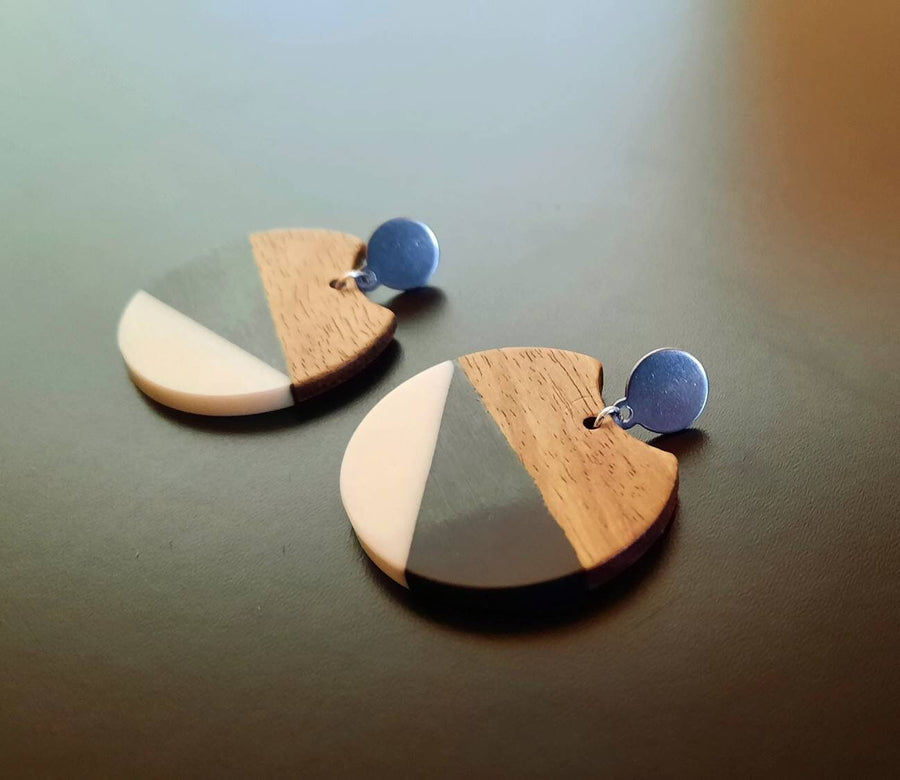 Black and white wooden earrings/studs, circles made of walnut wood and resin with triangles, handmade hanging earrings, Germany, 6 cm