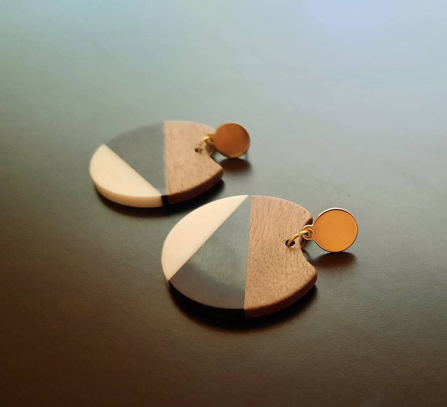 Black and white wooden earrings/studs, circles made of walnut wood and resin with triangles, handmade hanging earrings, Germany, 6 cm