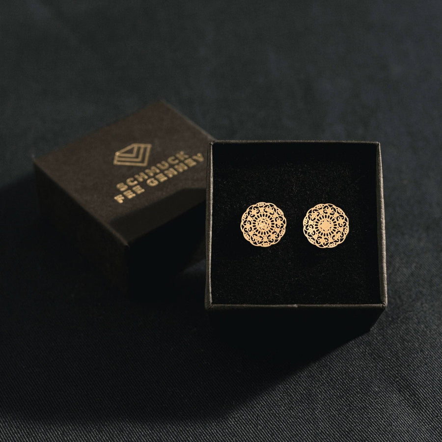 Rose gold gilded ornaments, filigree stud earrings with a fine pattern, the circular ornament is 1 cm tall, earrings with gold stopper