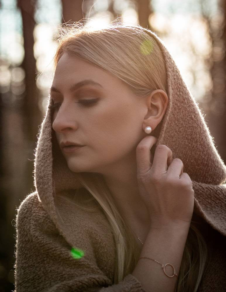 Rose gold gilded ornaments, filigree stud earrings with a fine pattern, the circular ornament is 1 cm tall, earrings with gold stopper