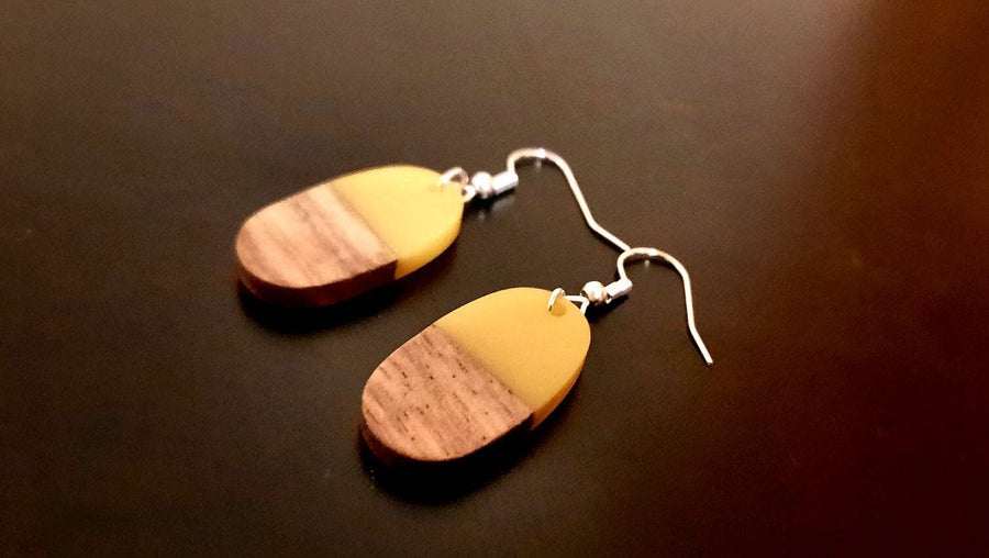 Gold-transparent wooden earrings with gold foil, walnut wood and synthetic resin, handmade, hanging earrings, handmade earrings from Germany