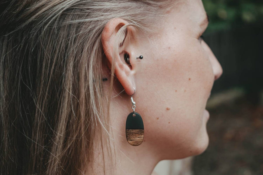 Gold-transparent wooden earrings with gold foil, walnut wood and synthetic resin, handmade, hanging earrings, handmade earrings from Germany