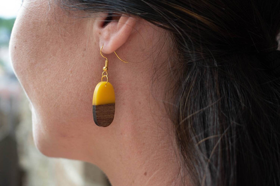 Black wooden earrings in oval, walnut wood and black resin, handmade hanging earrings, handmade, earrings, Germany, 4 cm