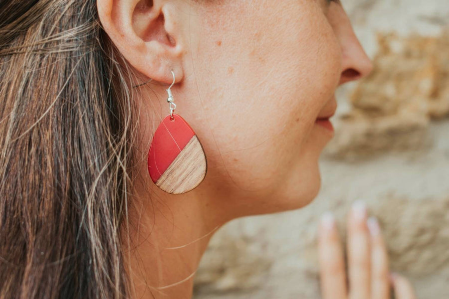 Red-brown wooden earrings, teardrop-shaped made of walnut wood, bright red synthetic resin and real wood, new, handmade earrings, Germany, 6 cm