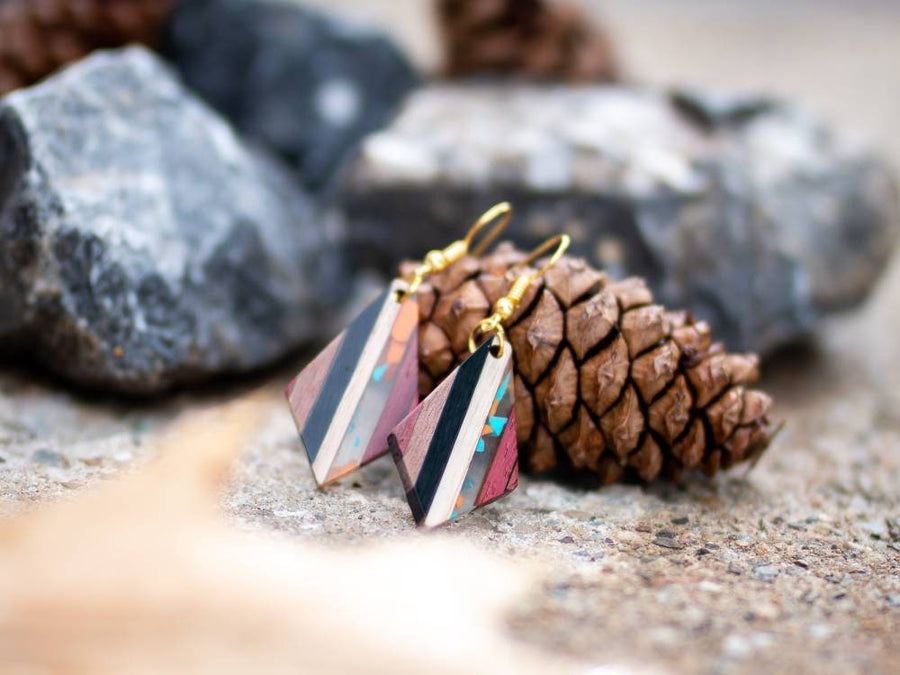 Gold-transparent wooden earrings in the form of long rods, walnut wood, resin and gold foil, handmade earrings, Germany, 7 cm, new