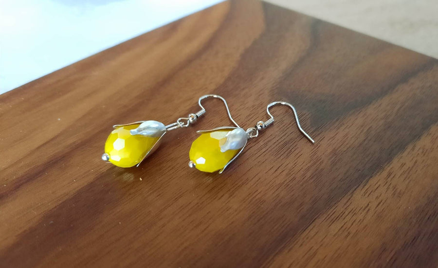 Yellow agate as hanging earrings with silver setting. Real silver, nickel-free, real semi-precious stone, agate in yellow, handmade earrings