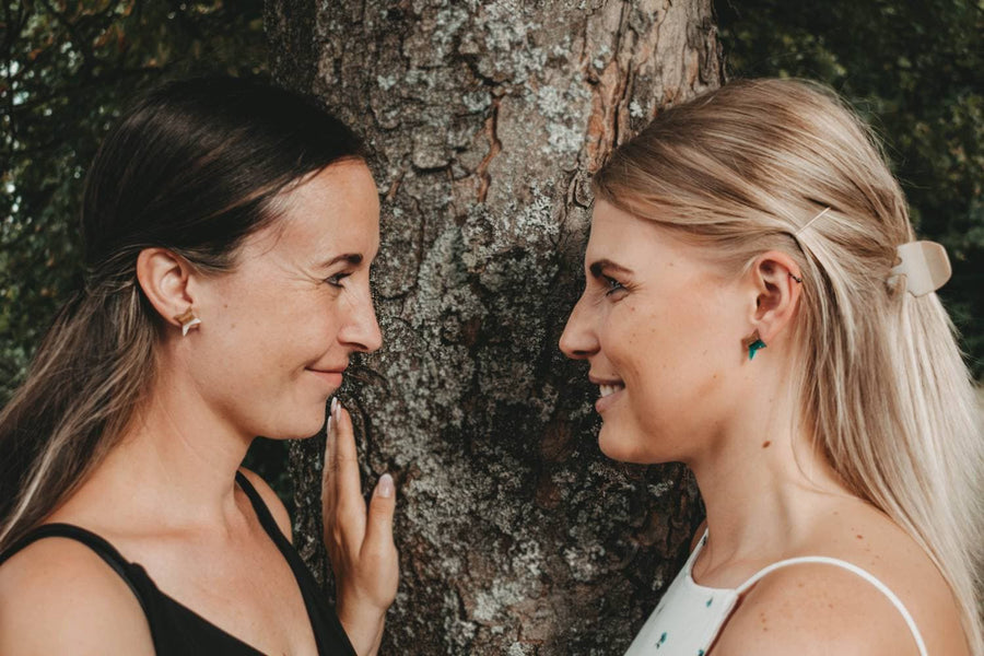 Orange-brown earrings made of walnut wood and synthetic resin, fine wooden earrings with glitter, star-shaped, handmade from Germany, 1 cm